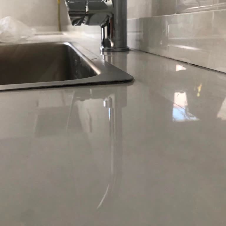 Asil Krom Eviyede Büyük Silikon Boşluğu Ve Eğri Montaj Şikayeti