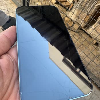 Kaygan Terlik Tabanı Nedeniyle Düşüş Ve Telefon Hasarı
