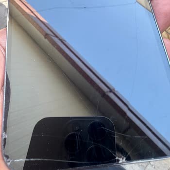 Kaygan Terlik Tabanı Nedeniyle Düşüş Ve Telefon Hasarı