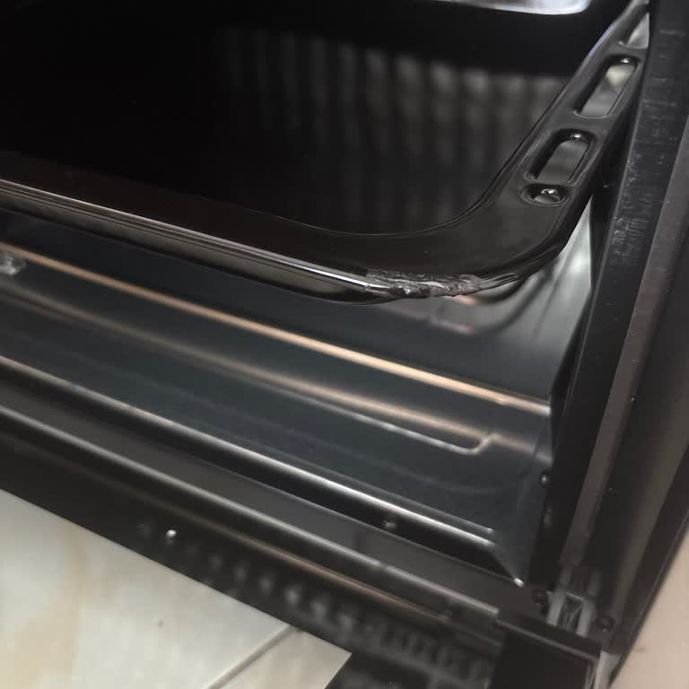 Yeni Aldığım Fırının Tepsisinde Çizik Ve Boya Çıktı, Yardım Yok