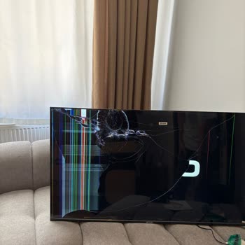 Kırık Ekranlı Televizyon Değişimi 10 Gün Bekletiliyor