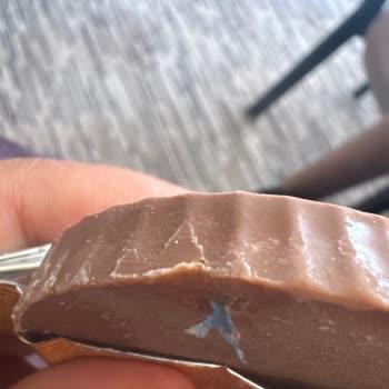 File Market Şubesinden Alınan Çikolatada Mavi Plastik Parça