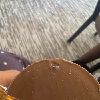 File Market Şubesinden Alınan Çikolatada Mavi Plastik Parça