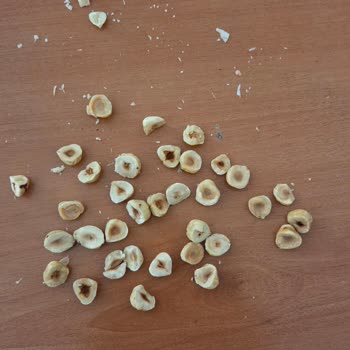 Paketin Yarısı Acı Ve Tüketilemez Fındık