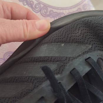 Az Kullanılan Adidas Spor Ayakkabısında Erken Yırtılma Ve Mağaza Yetkisiz İddiası