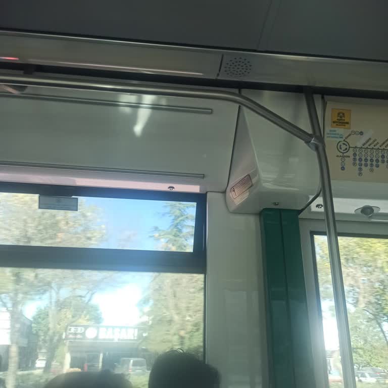 Tramvayda Klima Çalışmazken Camlar Açık, Sıcak Ve Havasız Yolculuk