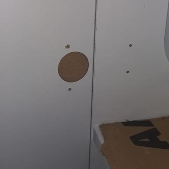 Eksik Menteşeler Ve Arızalı Çekmece Rayları Nedeniyle Gardıropta Destek Bulamıyorum