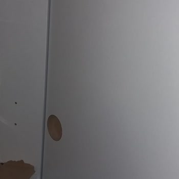 Eksik Menteşeler Ve Arızalı Çekmece Rayları Nedeniyle Gardıropta Destek Bulamıyorum