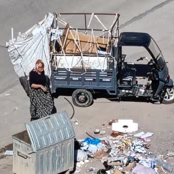 Derince'de Temizlik Personeli Kartonları Düzensiz Alarak Sokakları Kirletti