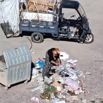 Derince'de Temizlik Personeli Kartonları Düzensiz Alarak Sokakları Kirletti