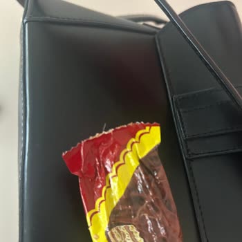 Ülker Çikolatalı Gofre Üzerinde Yabancı Madde Bulunması Hijyen Endişesi