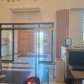 Ümraniye Kaymakamlığı Güvenlik Görevlisinin Saygısız Ve Yüksek Sesli Tutumu