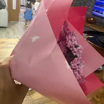 Sitedeki Görselle Uyuşmayan Plastik Çiçek Ve Hasarlı Ambalaj Şikayeti