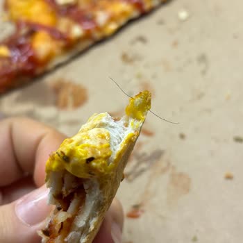 Sbarro'dan Gelen Pizzada Kıl: Hijyen İhlali Ve İade Talebi