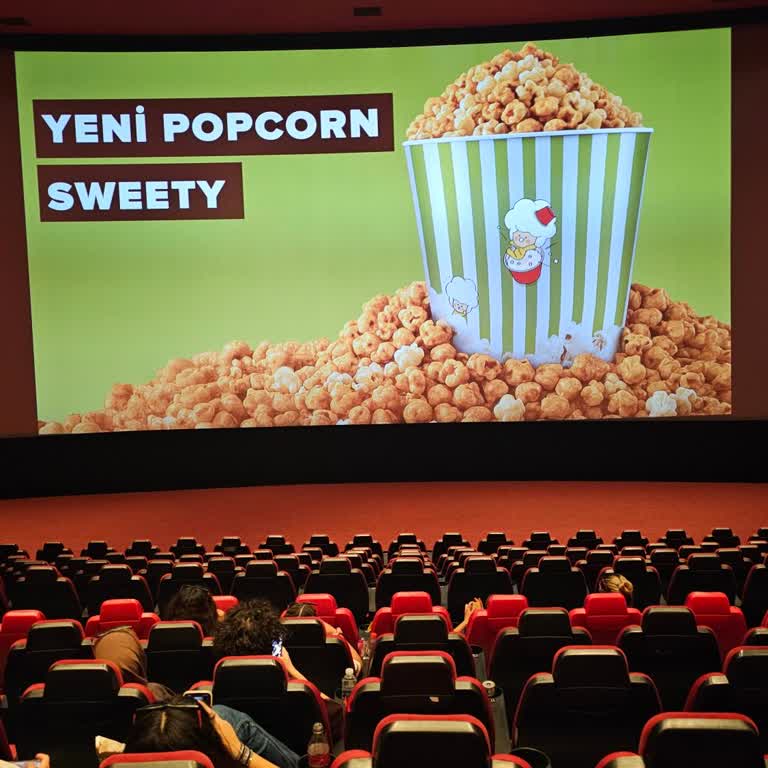 Kapalı Ve Sıcak Salonda Havasız Film İzleme