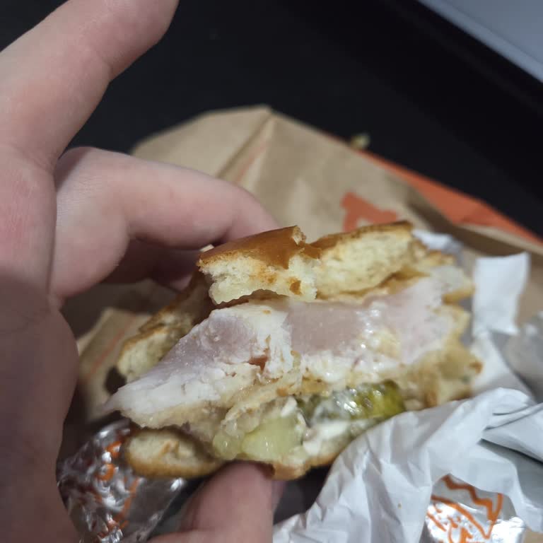 Popeyes Şubesinde Çiğ Tavuk Nedeniyle Gıda Zehirlenmesi Endişesi Ve Ücret İadesi Talebi