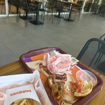 İstanbul Popeyes Şubesinde Siyah İçli Tavuk Ve Hijyen İhlali