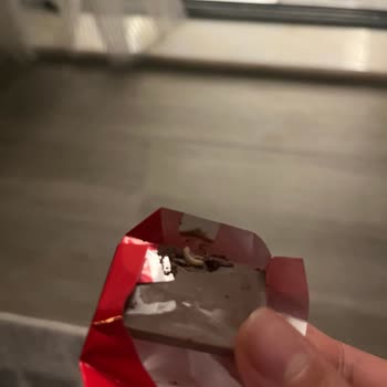 Ülker Napoliten Çikolatasında Yabancı Madde Ve Çocuk Güvenliği Endişesi