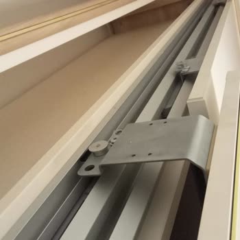 İstikbal Dolabında Hızlı Soyulma Ve Sürgü Kapağın Çıkması, Servis Çözüm Sunamıyor