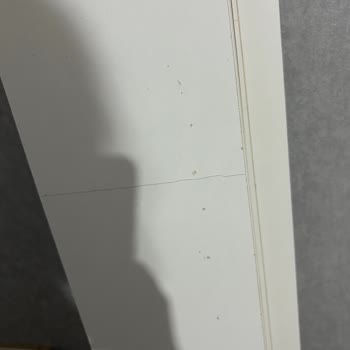 Kzy Mobilyadan Gelen Kitaplıkta Çatlak Ve Çizik Parçalar