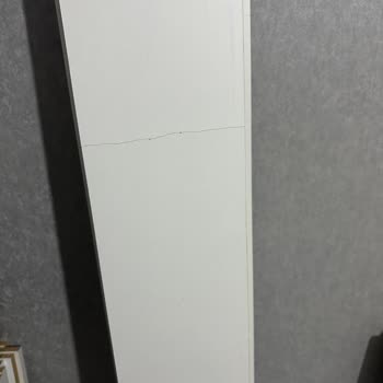 Kzy Mobilyadan Gelen Kitaplıkta Çatlak Ve Çizik Parçalar