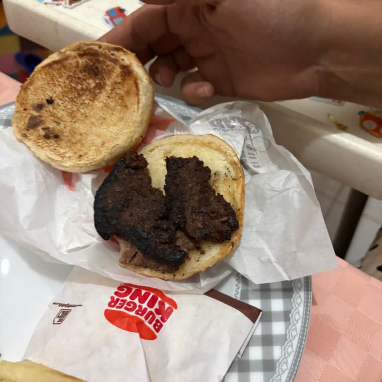 Maltepe Fuaye Şubesinde Çocuk Menüsü Hamburger Köftesi Yanmış