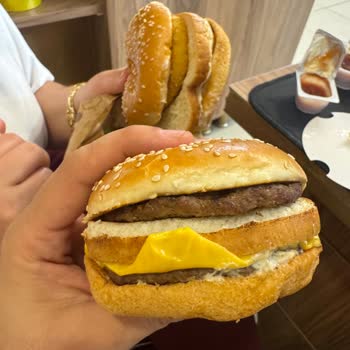 Patates Kızartması Sert Ve Yanmış, Peynirli Burger Alerjiyi Tetikledi