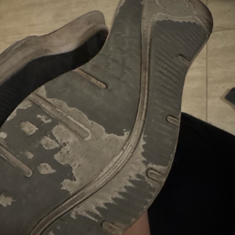 Lumberjack Ayakkabısının Tabanı 8 Ayda Aşırı Soyulma Ve Deformasyon
