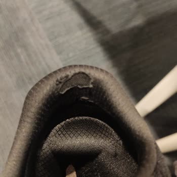 Skechers Ayakkabısının İç Kısmı Üç Ayda Yırtıldı: Üretim Hatası
