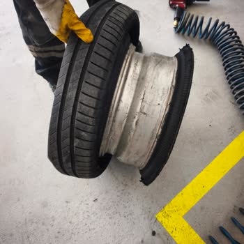 Yarılan Bridgestone Lastiğin Yerine Lassa Revola Takılması Ve Orijinal Lastiğin Atılması