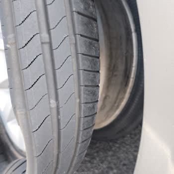 Yarılan Bridgestone Lastiğin Yerine Lassa Revola Takılması Ve Orijinal Lastiğin Atılması