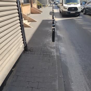 Kadıköy’de Kaldırıma Çakılan Bariyerler Nedeniyle İşletmem İnternetsiz Kaldı