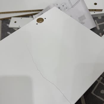 Micke Çalışma Masasındaki Çatlak Kapağın Ücretsiz Parça Değişimi Talebi