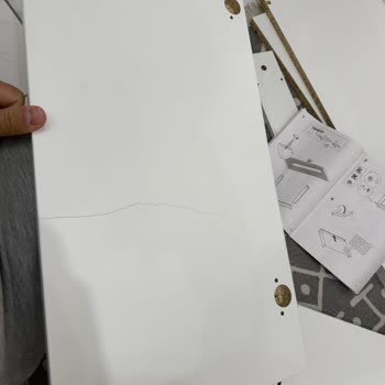 Micke Çalışma Masasındaki Çatlak Kapağın Ücretsiz Parça Değişimi Talebi