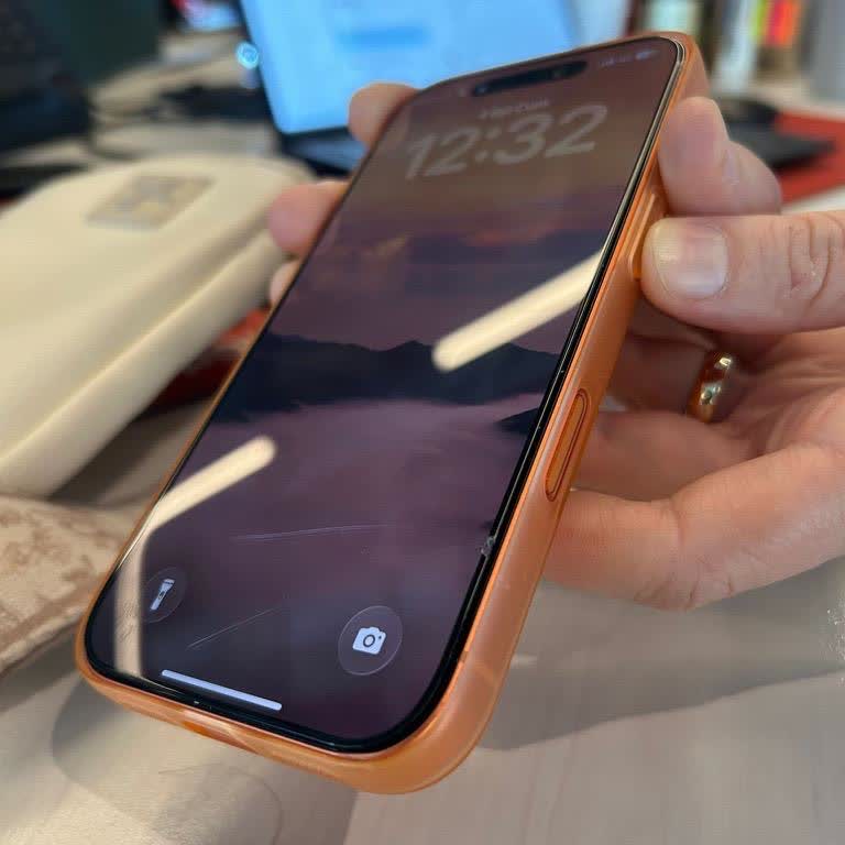 iPhone Kırılmaz Cam 24 Saatte Çatladı, Mağaza Çözüm Sunmayı Reddetti