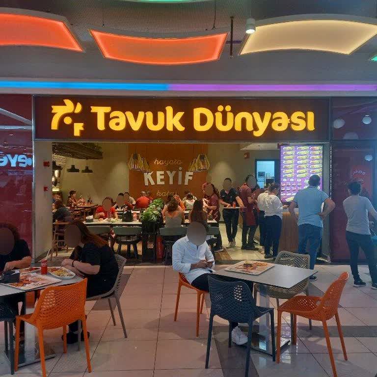 Müşteriyi Boş Masalarla Reddi: Tavuk Dünyası’nda Kaba Davranış