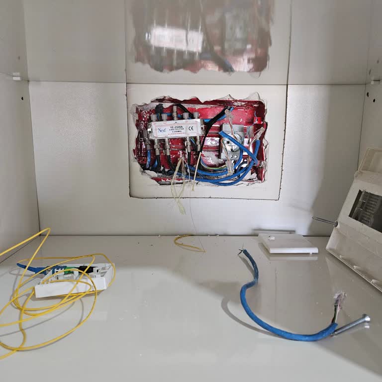 Tamamlanmamış Fiber Kurulumu Ve Elektrik Panosu Hasarı