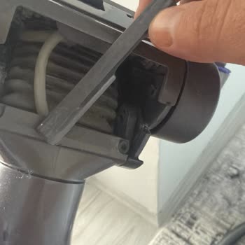 Dyson Süpürge Başlığı Kırıldı Ve Kablo Sarma Mekanizması Çalışmıyor