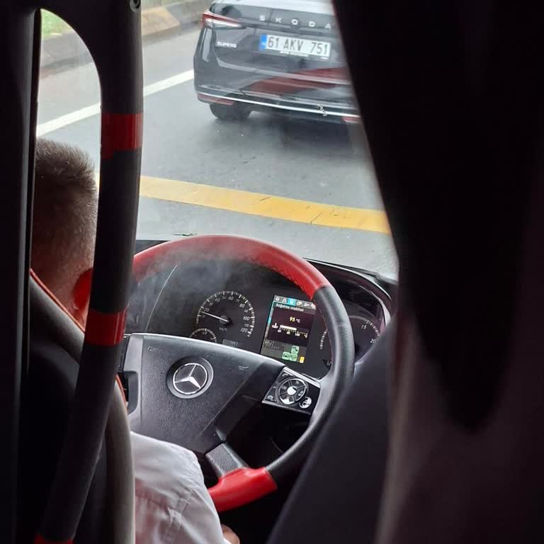 Kapalı Otobüste Şoförün Sigara İçmesi Yasalara Aykırı Ve Yolcu Sağlığını Tehdit Ediyor