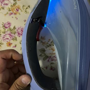Philips Ütüsünde Kauçuk Parçası Kopması Ve Elektronik Aksamın Açığa Çıkması