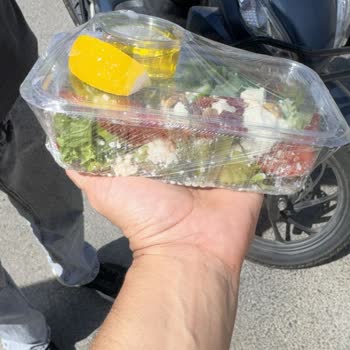 Vejetaryen Misafir İçin Yanıltıcı Salata Ve Hayal Kırıklığı