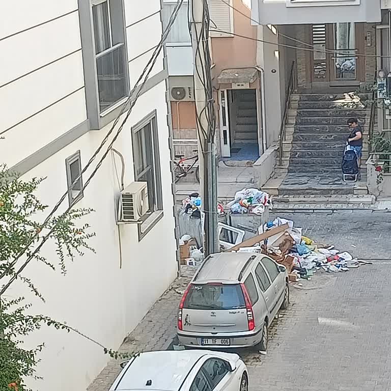 Goncalar Mahallesinde Çöp Konteynerleri Aşırı Dolu Ve Sağlık Riski Oluşturuyor