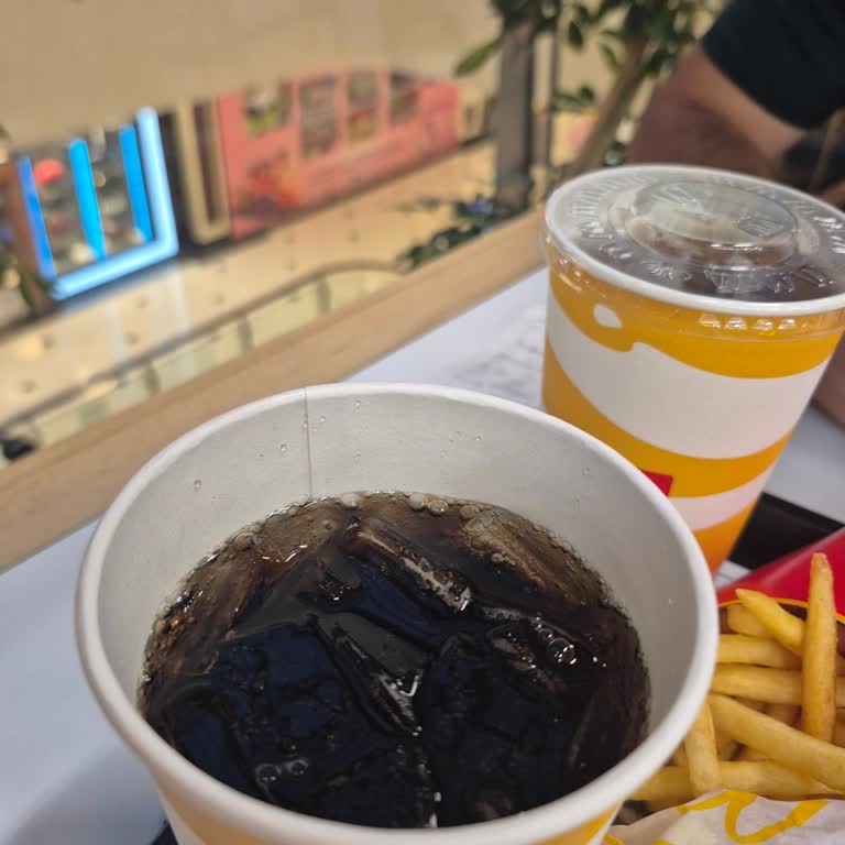 İzmir Mavibahçe McDonalds Şubesinde İçecekler Sürekli Az Dolduruluyor