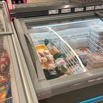 Seferihisar A101 Şubesinde Açıkta Bırakılan Çiğ Tavuklar Hijyen Ve Sağlık Riskine Neden Oluyor