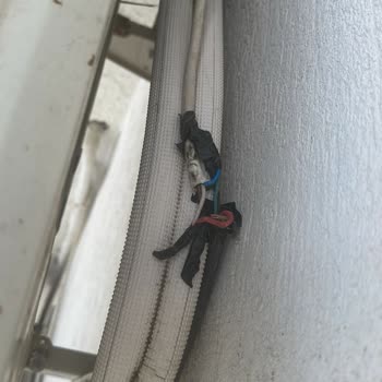 Yarım Bırakılan Klima Montajı Ve Açıkta Kalan Kablolar Güvenlik Endişesi