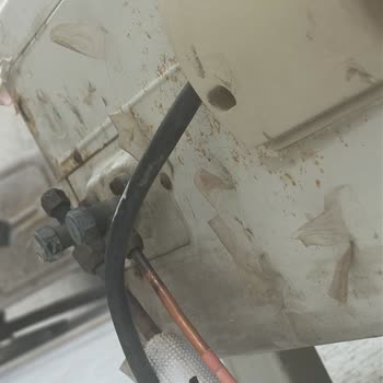 Yarım Bırakılan Klima Montajı Ve Açıkta Kalan Kablolar Güvenlik Endişesi