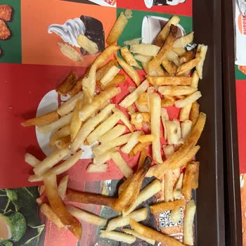 İstiklal Caddesi Burger King Şubesinde Kuru Burger, Sert Patates Ve Düşük Hijyen Şikayeti