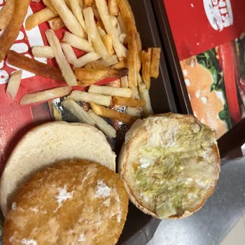 İstiklal Caddesi Burger King Şubesinde Kuru Burger, Sert Patates Ve Düşük Hijyen Şikayeti