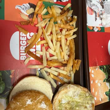 İstiklal Caddesi Burger King Şubesinde Kuru Burger, Sert Patates Ve Düşük Hijyen Şikayeti