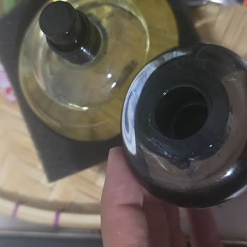 Mavi Boya Sızdıran Parfüm Şişesi Kıyafetime Ve Cildime Leke Bıraktı